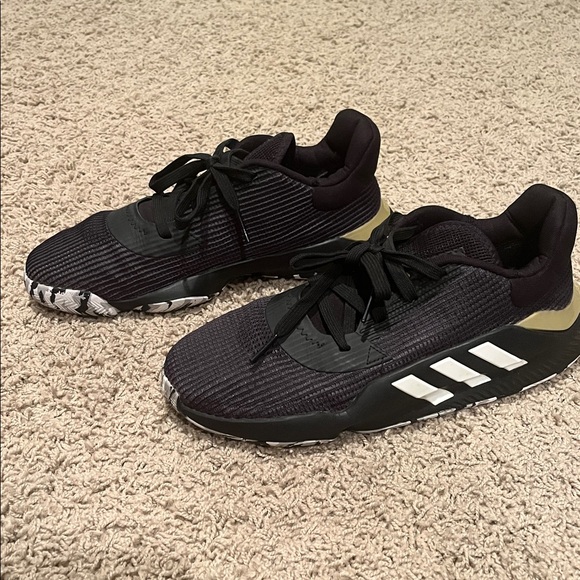 EUC Men’s Adidas Bounce basketball shoe - Size 9 - Picture 2 of 4